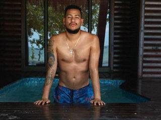 What’s Hot: AKA on his romantic Moz holiday